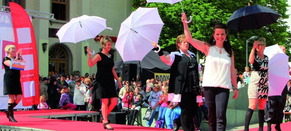 files/schaufenster-guestrow/img/haendler/stadtinformation_prenzlau/slider/06-1-modemeile_modenschau_martinot20140503_0135.jpg